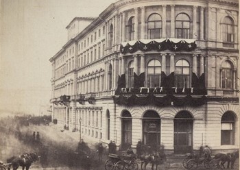 Żałobny wystrój zewnętrznej elewacji Sali Pompejańskiej związany z pogrzebem Pięciu Poległych (fot. Karol Beyer - zdjęcie z 1861 roku pochodzące ze zbiorów Muzeum Narodowego w Warszawie)